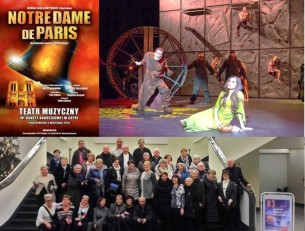 Afisz i scenka z musicalu „Notre Dame de Paris”, a poniżej fotografia uczestników wycieczki na schodach holu Muzeum Emigracji w Gdyni